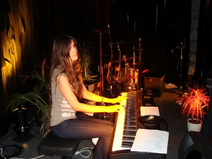 Irina Grebaus als Barpianistin in warmer Lounge-Atmosphäre